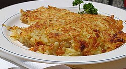 Plato de rösti tradicional servido en la cocina suiza