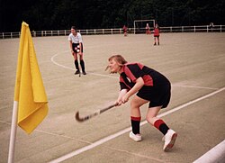 Jugadores realizando una salida lateral en un partido de hockey sobre césped.