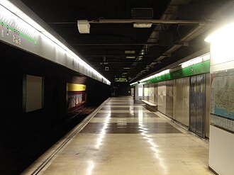 Andén dirección Trinitat Nova de la línea 3 del metro en la Estación de Maria Cristina