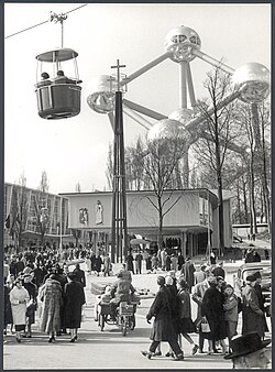El Atomium y una telecabina durante la exposición de 1958.