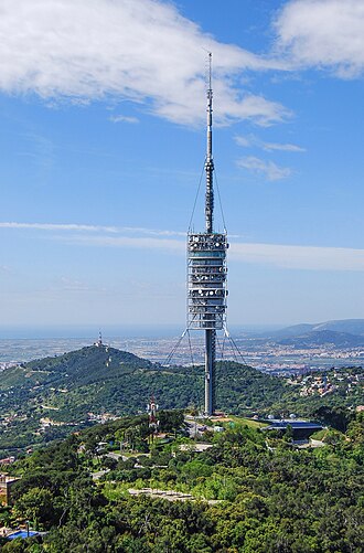 Vista panorámica de la Torre de Collserola en su entorno natural