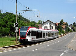Automotor ligero eléctrico Stadler GTW en el Cantón de Argovia, Suiza.