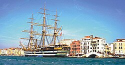 Buque escuela Amerigo Vespucci navegando