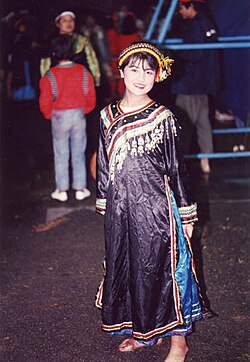 Bailarina de la etnia bunun con indumentaria tradicional