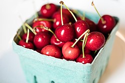 Cestas de cerezas frescas recolectadas en Míchigan