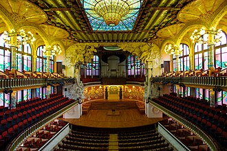 Vista interior del Palacio de la Música Catalana con detalles arquitectónicos modernistas