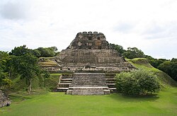 Estructura arquitectónica de El Castillo en Xunantunich