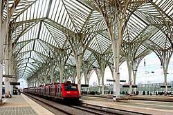 Fachada y andenes de la Estación de Oriente en Lisboa