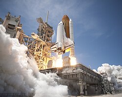 Atlantis despega desde la Plataforma de Lanzamiento 39A en el Centro Espacial Kennedy