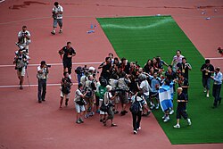 Selección de fútbol celebrando en Pekín