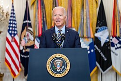 El 8 de julio de 2021, Joe Biden dijo: 'La probabilidad de que los talibanes se apoderen de todo y sean dueños de todo el país es altamente improbable.'