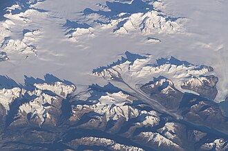 Vista panorámica que muestra el entorno montañoso y helado del Campo de Hielo Patagónico Sur.