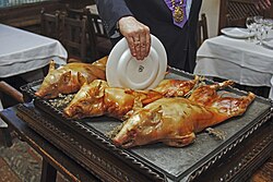 Cochinillo asado, plato emblemático de la gastronomía segoviana