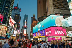 Panorámica diurna del segmento de Broadway que atraviesa Times Square.