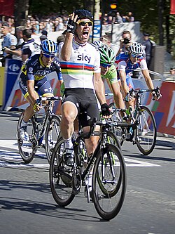 Mark Cavendish celebrando una victoria en los Campos Elíseos