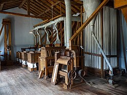 Interior de la fábrica con maquinaria