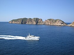 Yate de motor cruzando las aguas cerca de Mallorca