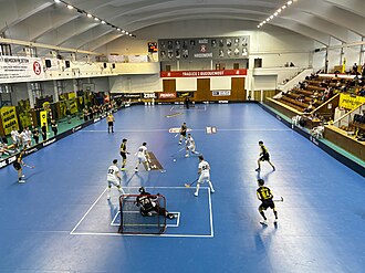 Partido de floorball en pista cubierta