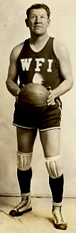 Thorpe con el uniforme del equipo de baloncesto World-Famous Indians