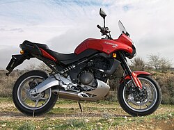 Kawasaki Versys con especificaciones de turismo deportivo.