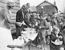 Escolares hacen fila para recibir sopa y pan gratis en Sídney, Australia, 1934.