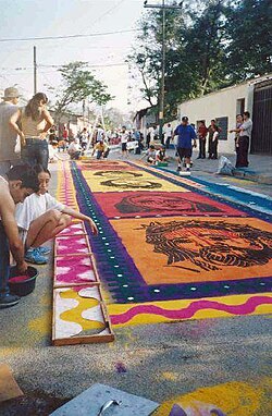 Alfombras de aserrín en Semana Santa