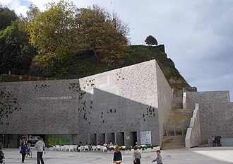Entrada y cafetería del museo