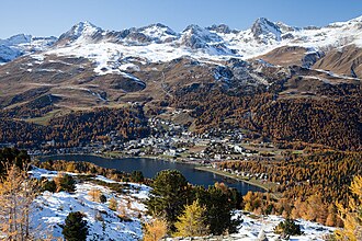 Paisaje alpino y edificaciones de Sankt Moritz
