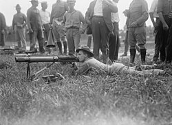 Marine probando la Lewis en 1917