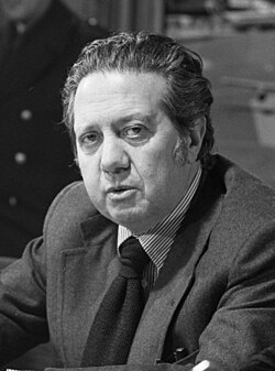 Mário Soares en 1975 durante un acto político