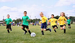Jóvenes jugando fútbol