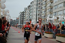 Triatletas en carrera a pie