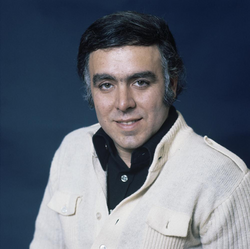 Carlos do Carmo durante una actuación en 1976