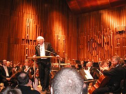 Jerry Goldsmith dirigiendo la orquesta