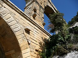 Bloques de piedra con protuberancias para andamios en el Pont du Gard