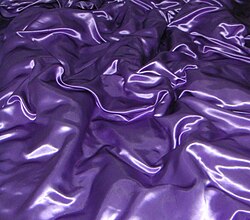 Superficie de tejido brillante de satén morado.