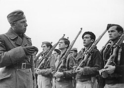 Cadetes españoles recibiendo instrucción de un oficial alemán