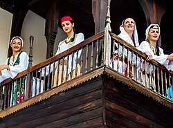 Mujeres bosnias con sus trajes tradicionales.