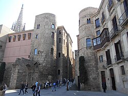 Portal del Bisbe, antigua puerta Praetoria de la Barcino romana, con las dos torres de defensa y restos de la muralla.