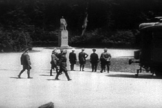 Hitler y sus generales ante la estatua del mariscal de campo Ferdinand Foch en Rethondes