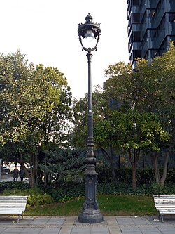 Farola de pie tipo Lira en la avenida Diagonal