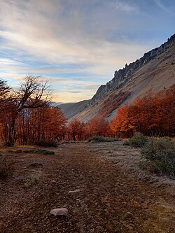 Vista desde el refugio de montaña en otoño