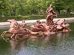 Escultura monumental de Neptuno y sus caballos en La Granja, Segovia.