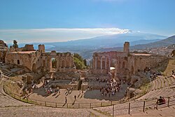 El teatro griego situado en Taormina, Sicilia