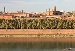 Diques de ladrillos a lo largo del río Garona