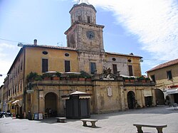El Palacio del Gobernador en la Piazza Eroe dei due Mondi de Orbetello