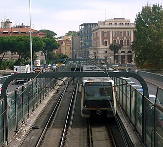 Puente ferroviario del metro sobre el río Tíber