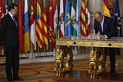 El rey Juan Carlos I sanciona la ley de su abdicación