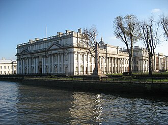 Fachada y entorno de la institución