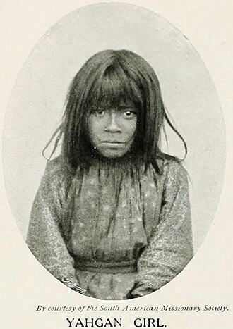 Niña yagán con vestimenta occidental